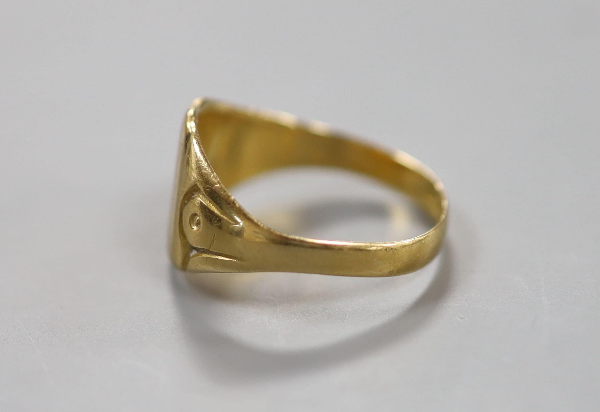 A George V 18ct gold signet ring, size V, 6 grams.